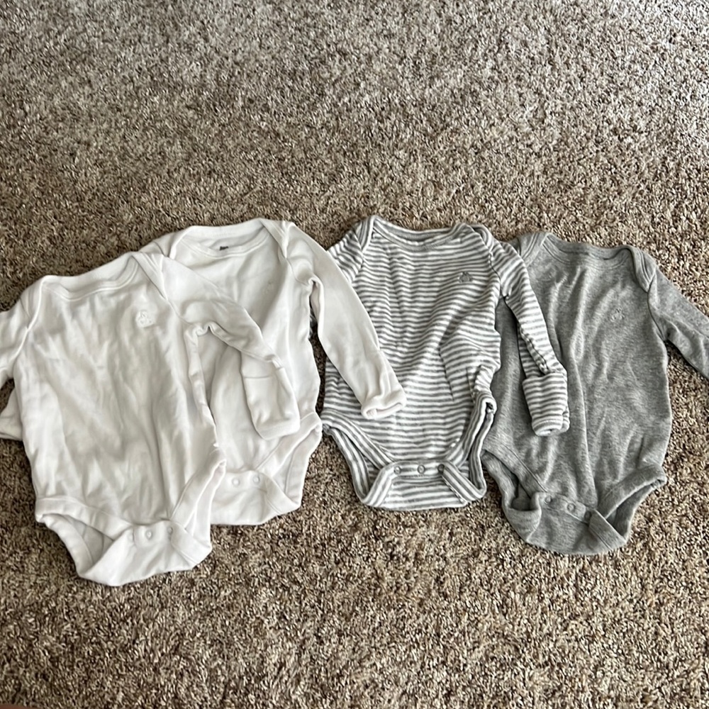 Baby gap long sleeve onesies sz.0-3 months